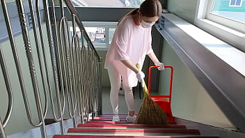 한국여자 알바 - 짧은 반바지 입고 사무실 계단 청소 노브라.