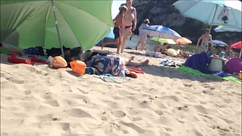Énorme paire de seins nus à mater sur la plage